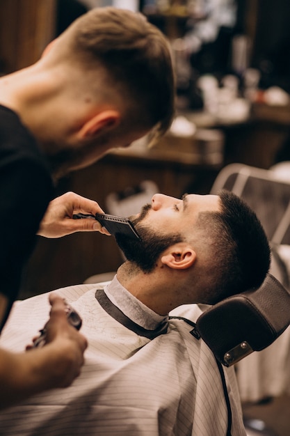Arreglo y delineado de barba